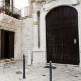 Nella piazzetta di Bisanzio e Rainaldo sorge Palazzo Efrem, oggi sede dell'Istituto di teologia ecumenico-patristica San Nicola
